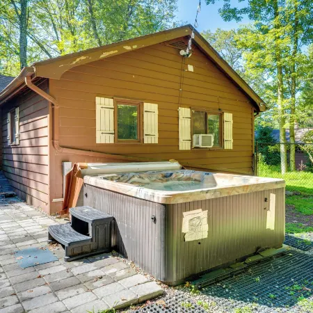 3 Mi to Slopes! Hot Tub Haven Near Lake Harmony
