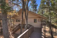 Everwood Serenity Treehouse Hotel in zona Big Bear Alpine Zoo at Moonridge