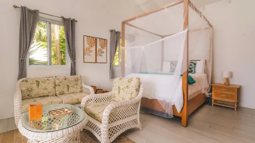 Modern 1 bed guesthouse with pool and ocean view!