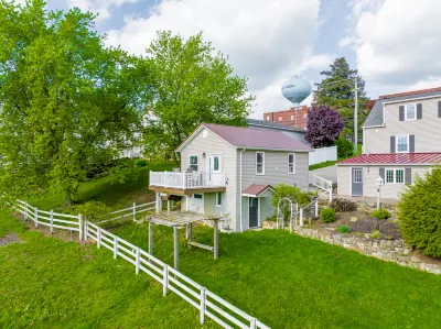 Scenic Balcony and Cozy Amenities - Charming Cottage Retreat Hotels in der Nähe von Rolling Ridge Ranch