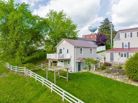 Scenic Balcony and Cozy Amenities - Charming Cottage Retreat