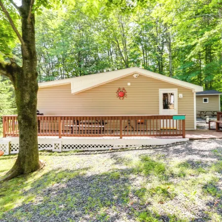 Tree-Lined Pocono Lake Retreat Walk to Beaches!