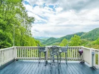 Luxe Retreat with Panoramic Views, Hot Tub & Sauna, mins to Hatley Point