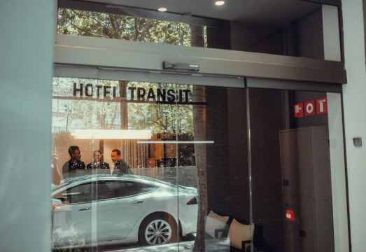4. 호텔 트랜싯 바..