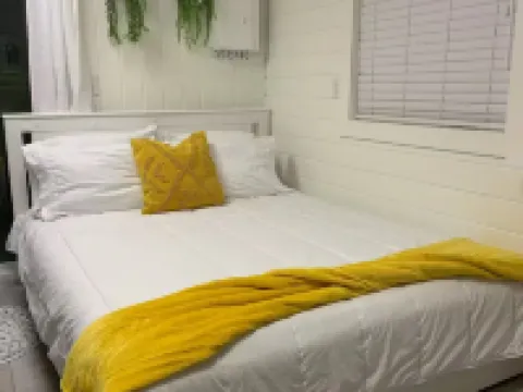 Cowibbean Cottage Uniquely situated over the ocean Hotels in Cowichan Bay