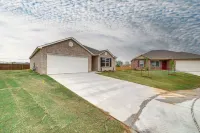 14 Mi to Tulsa: Home w/ Patio in Broken Arrow - Homestays