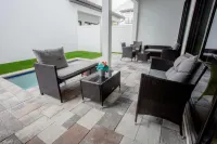 공원과 상점 근처의 타운홈, 4베드룸