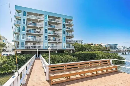 FIRST-CLASS "ALL INCLUSIVE" WATERFRONT DREAM