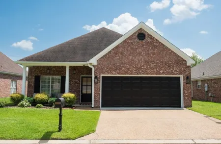 "Black Pearl: Luxury Home, Near Amenities, Sleeps 6"