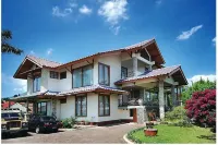 Bella Vista - Spacious Villa at Puncak Hotels in Sindanglaya