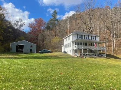 Remodeled Farmhouse 150 Acres - Minutes from Escatawha Farms Fly Fishing Humpback Bridge附近的飯店