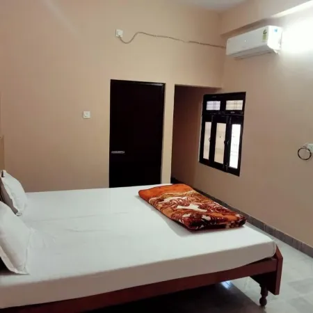 Sankatha Guest House Отели рядом с достопримечательностью «Маникарника»