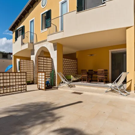 Seaside Apartment with BBQ & Garden