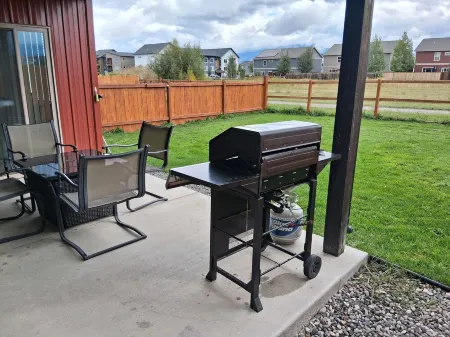 Large Townhome, Fenced Yard, 4 Miles to Downtown & MSU, A/C, Walking Trails Отели в г. Бозмен