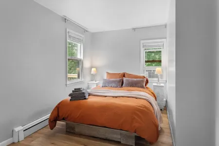 Waterfront Charming Cottage