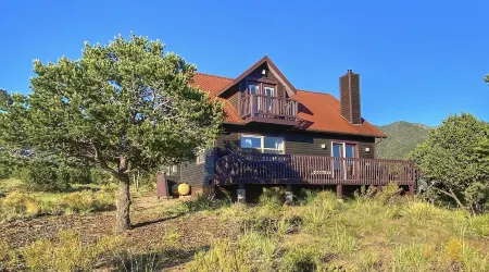 Mountain lodge w/ panoramic views from hot tub Отели в г. Сагуач Каунти