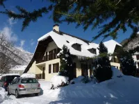 CAUTERETS - Chalet L'Escapade, fine amenities, sleeps 2 to 15 コテレ温泉周辺のホテル