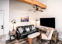 The Hideaway at Hayloft Lodge Chic & Unique Stay - 4-Star