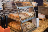 Holiday Inn Express BLOOMINGTON WEST by IHG - breakfast