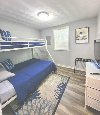 Comfortable & Private 2 Bedrm Cottage w/ King bed.