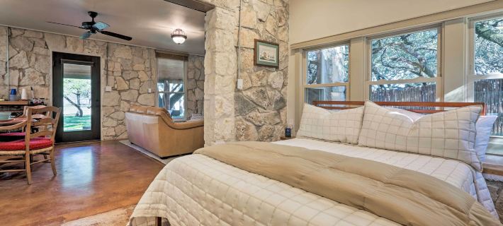 Blanco Riverfront Historic Home, 3 Mi to Downtown! Ξενοδοχεία στην πόλη Blanco County