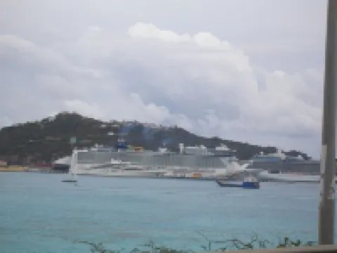 Tropical Gem! Watch Jets Fly into Airport+Ocean Beach+Garden Views+Many Perks!!!