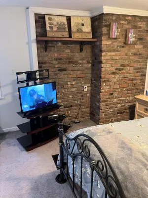 Downstairs of home 2-bedroom with AC, WiFi in  Red Bank. Private entrance.