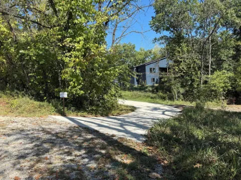One Bedroom Relaxing Woodland Getaway with Putting Green and Walking Trails