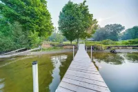 Custom-Built Lakefront Cottage w/ Spacious Yard! - Pysäköinti