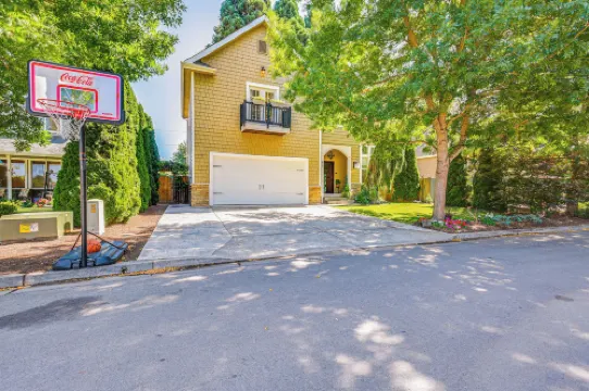 6 Mi to Autzen Stadium: Family Home w/ Hot Tub!