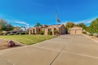 4BR Home Oasis w/ Saltwater Pool, Hot Tub & Sauna - Homestays