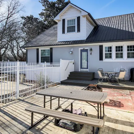 Pool, Patio & Putting Green: Manchester Getaway
