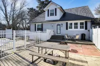 Pool, Patio & Putting Green: Manchester Getaway - 3-Star