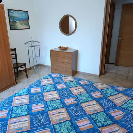 Apartment with private garden two steps from the lake.