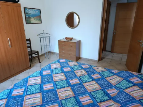 Apartment with private garden two steps from the lake.