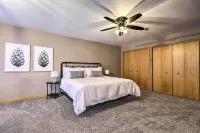 Lakefront Minocqua Getaway Dock, Game Room! - Parkplatz