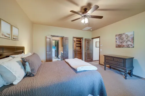 Cozy Checotah Retreat w/ Deck Near Eufaula Lake - parking