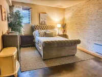 Walk everywhere from Railtown Suite! + spacious, beautiful, & comfortable.