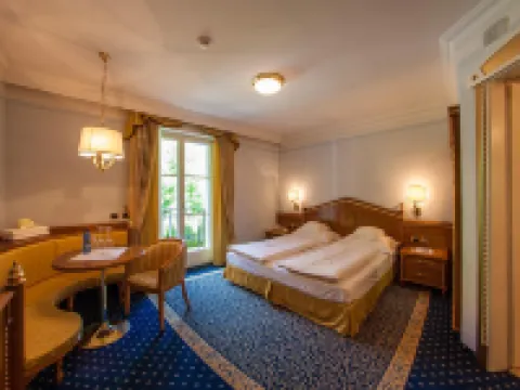 シティホテル ゴルデナー アドラー B&B キウーザのホテル