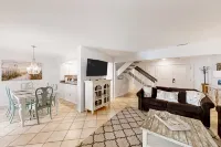 2-story Condo With On-site Pool, Private Patio, & W/D - Near Beach/golf - Homestays