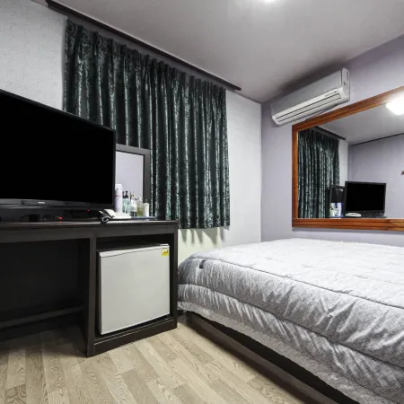 Happy Motel