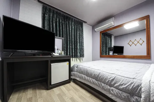 Happy Motel