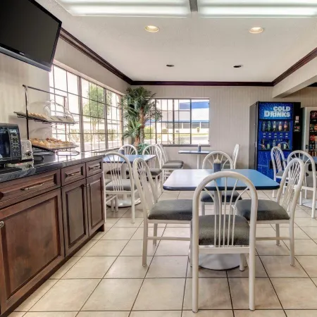 Econo Lodge Inn & Suites