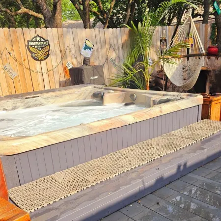 Hot tub-fire pit-game room-Lake Travis-sleeps 6-house near Austin in Cedar Park