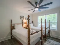 Charming 3BR w Balconies Walk to Flat Rock Playhouse Hotéis em Flat Rock