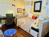 Secluded Cozy Cottage in Historic Downtown