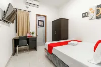 RedDoorz Plus Near Trisakti University - Pensions