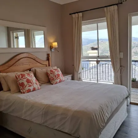 The Lookout 3 Bedroom Home in Fish Hoek Отели рядом с достопримечательностью «Торговый центр Longbeach»