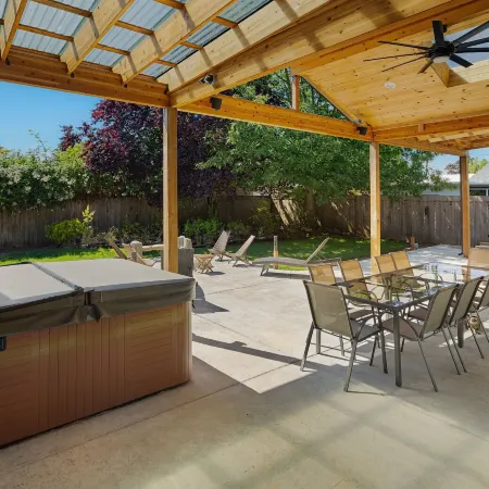 The Mixture - Hot Tub, Fire Pit & Covered Outdoor Dining 3 Bedroom Home