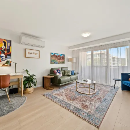 Braddon Retreat: Spacious 1-bed With Parking